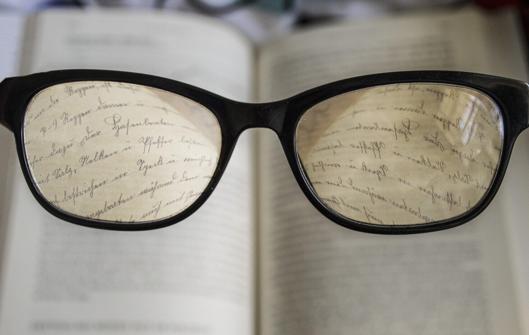 When Do You Need Reading Glasses? 5 Signs for Seniors